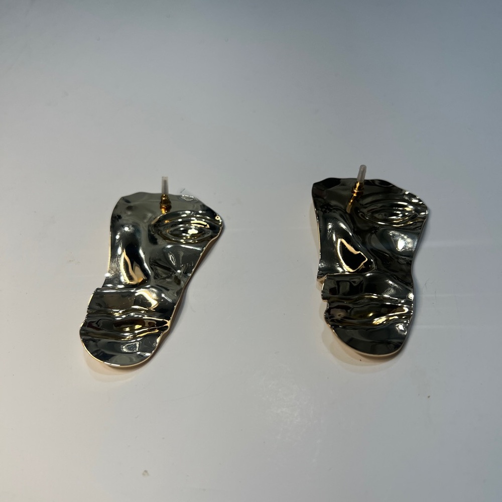 Abstract Face Earrings in Gold tone - Picture 3 of 3